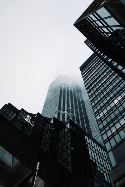 灰度高层建筑物的照片

